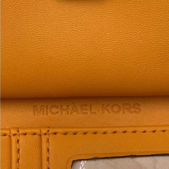 Michael Kors Medium
Tote Bag
Leather and DoubleZip
Wallet Set HONEYCOMB - Picture 10 of 14